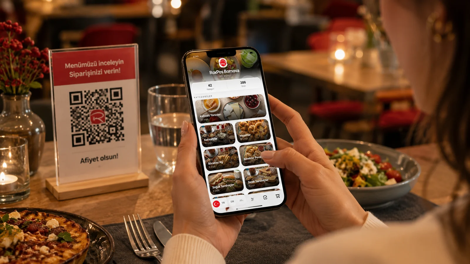 Гость сканирует QR-меню телефоном за столом ресторана